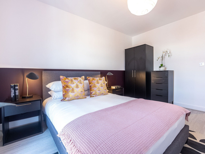 Room 3, Victoria Square Two-bed Accommodation by Belvilla, Birmingham