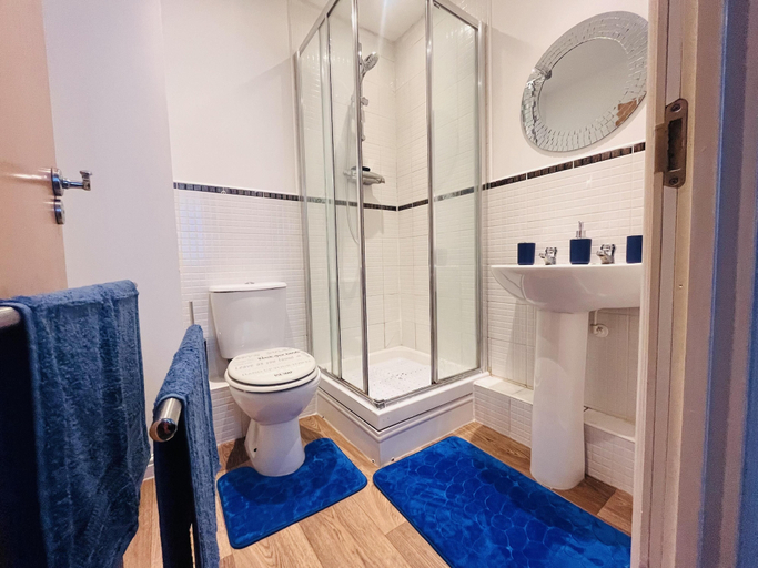 Bathroom 3, Beautiful 2 - Bed Apartment in Aylesbury, Buckinghamshire