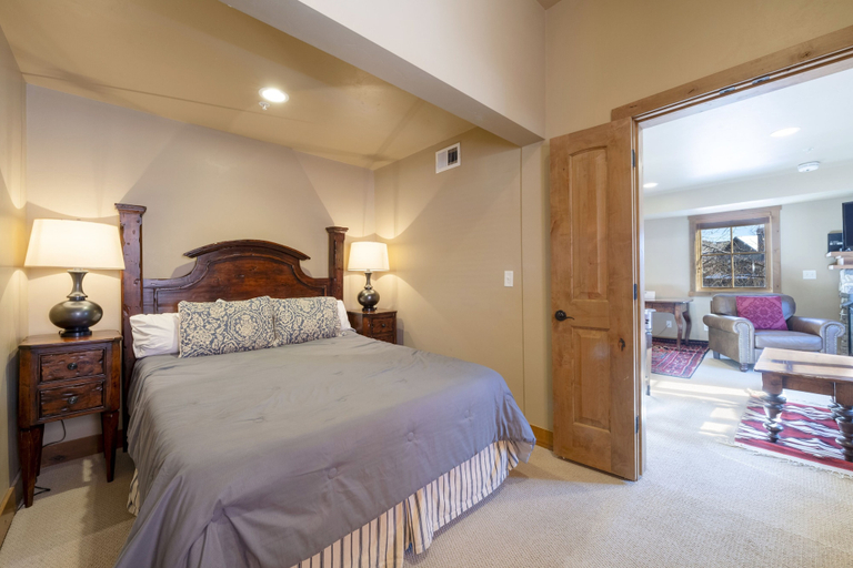 Room 5, Jupiter Inn, Summit