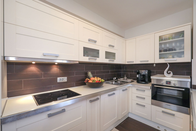 Others 5, Villa Bella, Novigrad