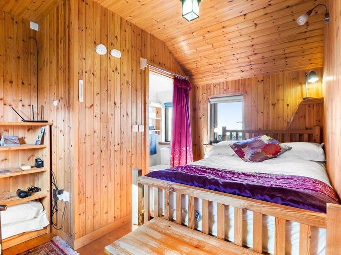 Bedroom 2, Seaside Log Cabin, Carna