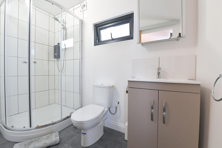 Bathroom 3, Cheerful 1BD Cottage With Parking Nr Guildford, Surrey
