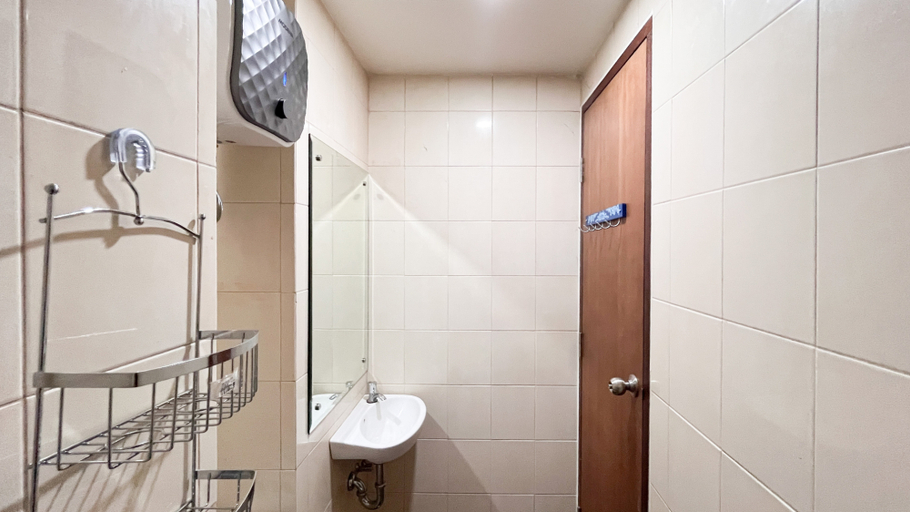 Bathroom 5, Comfort Studio Apartment Vida View Makassar By Travelio, Makassar