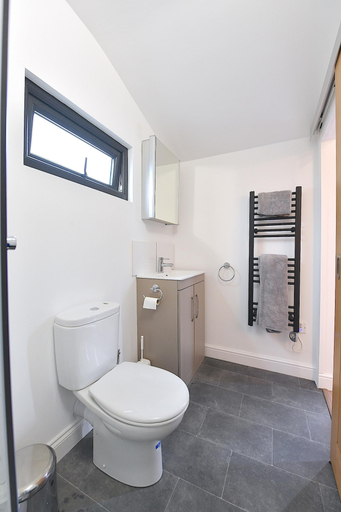 Bathroom 4, Cheerful 1BD Cottage With Parking Nr Guildford, Surrey