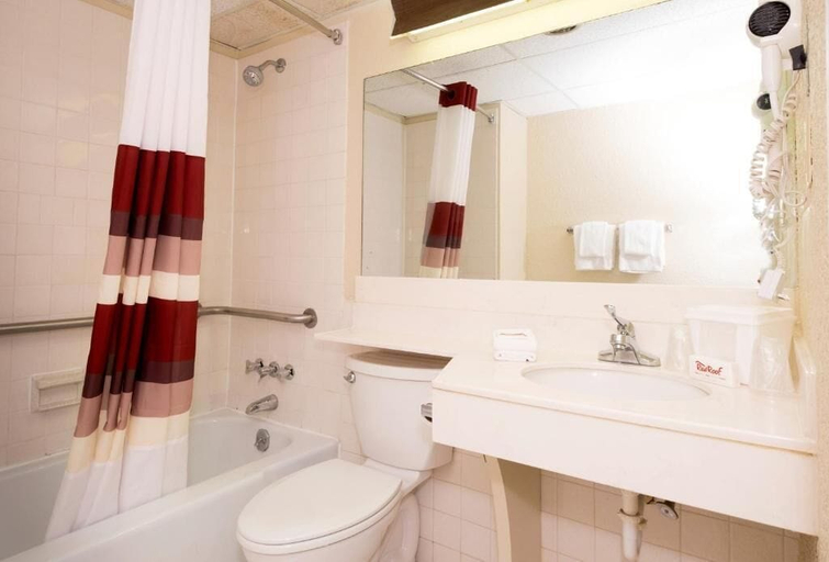 Bathroom 4, Days Inn by Wyndham Williamsport, Lycoming