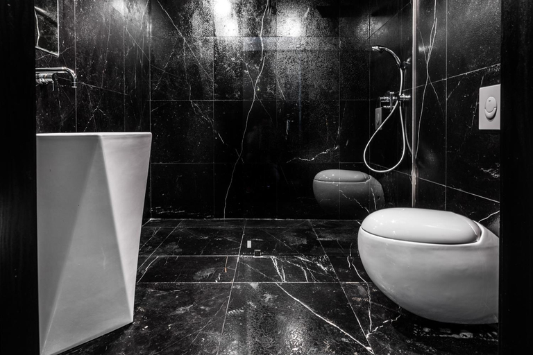 Bathroom 2, Black Hotels Koln, Köln