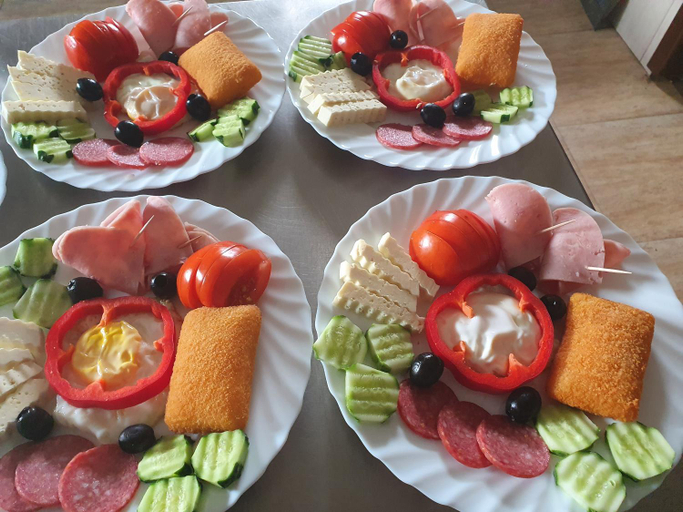 Food & Drinks 2, Pensiunea Ronicson, Mogesti