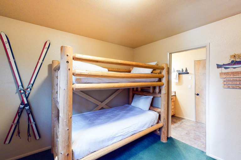 Bedroom 2, Yosemite Silvertip Lodge, Mariposa