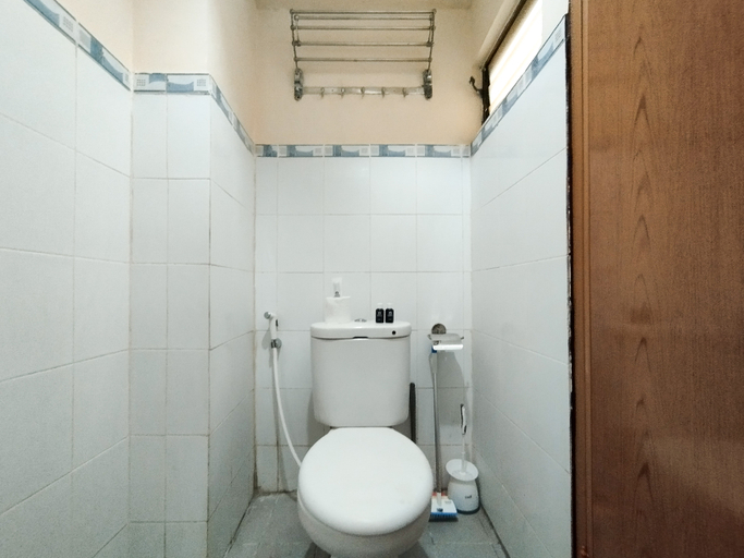 Bathroom 5, Serene 2BR Apartment at Gateway Ahmad Yani Cicadas By Travelio, Bandung