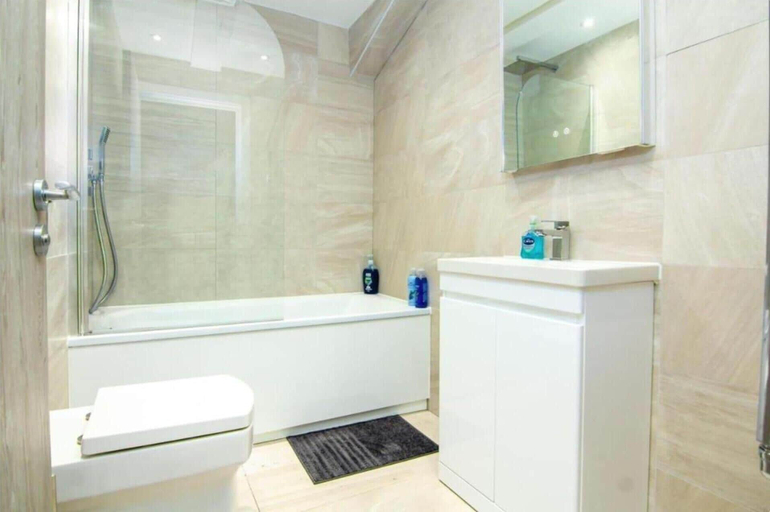 Bathroom 2, Beautiful Studio Flat in Bricklane, London