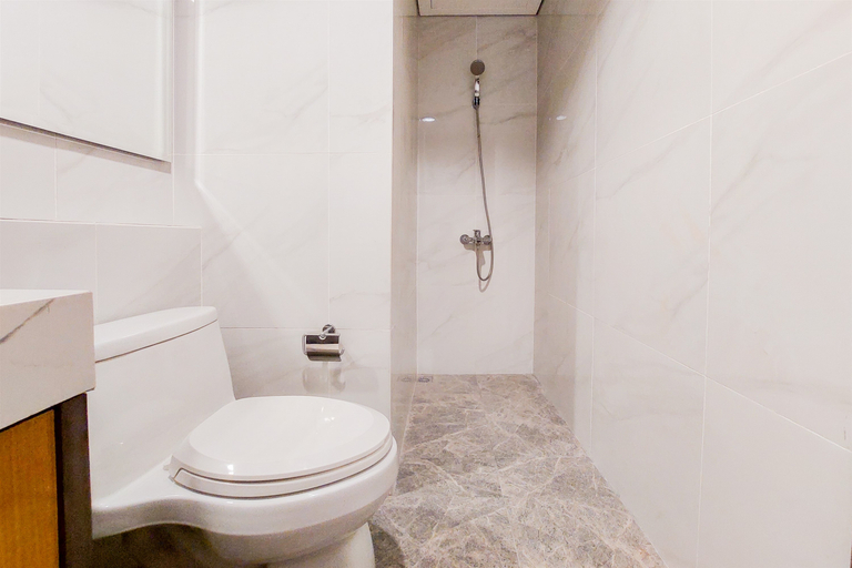 Bathroom 5, Good and Restful 1BR at The Smith Alam Sutera Apartment By Travelio, Tangerang