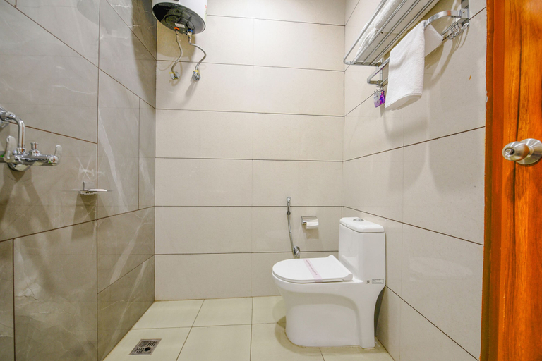 Bathroom, Fabhotel Prime Victoria Regency, Sahibzada Ajit Singh Nagar