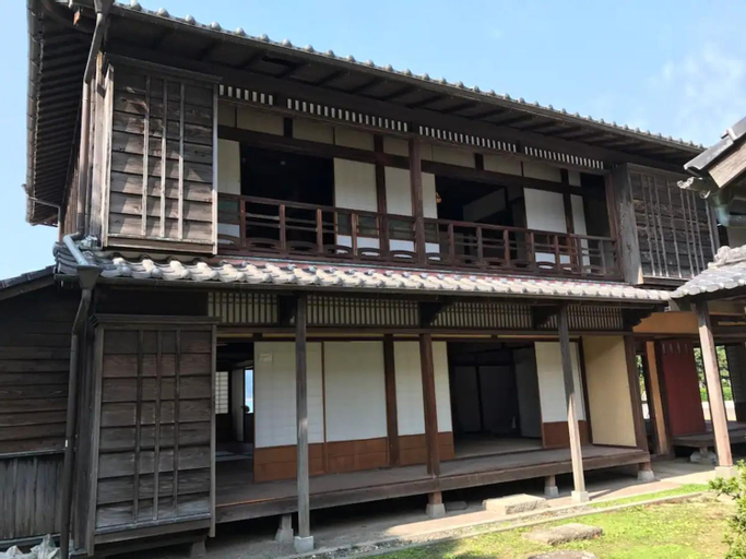 Exterior 5