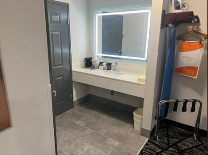 Bathroom 4, Quality Inn Rome South, Floyd