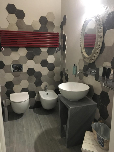 Bathroom 2, 150 LatoMare, Massa Carrara