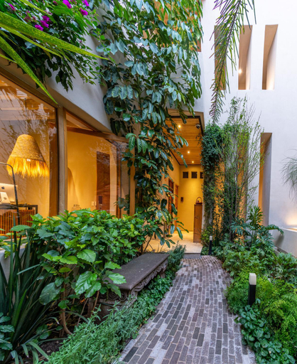 Exterior & Views