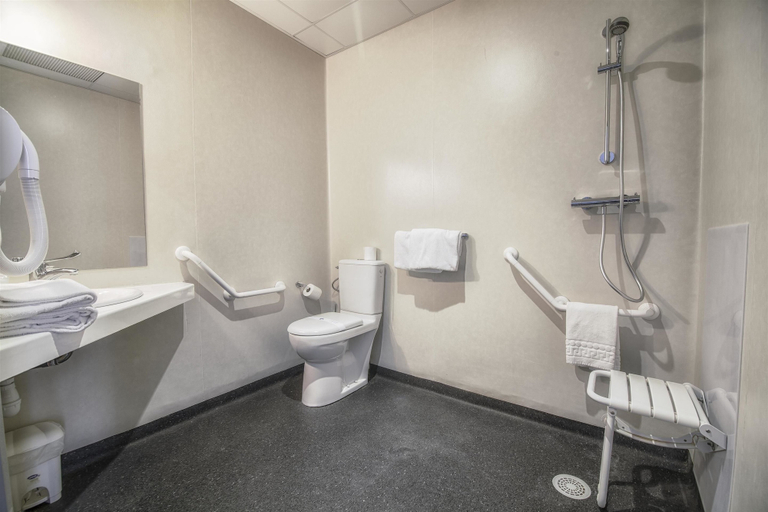 Bathroom 5, Kyriad Orange Centre, Vaucluse