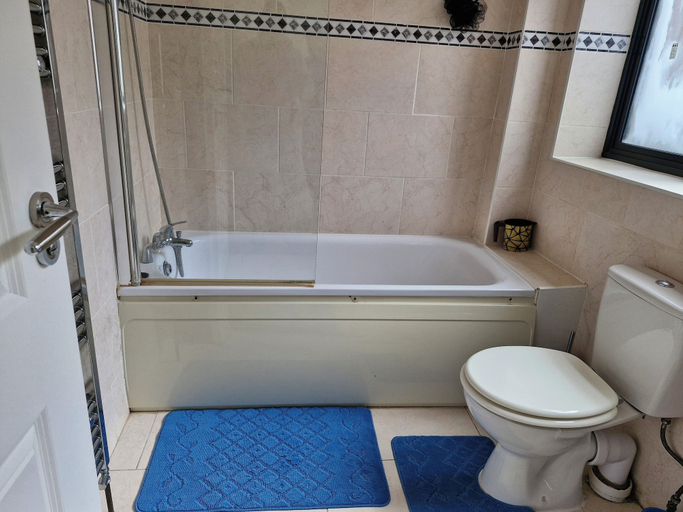 Others 2, Apartment Sleeps 4 With Free Parking, London
