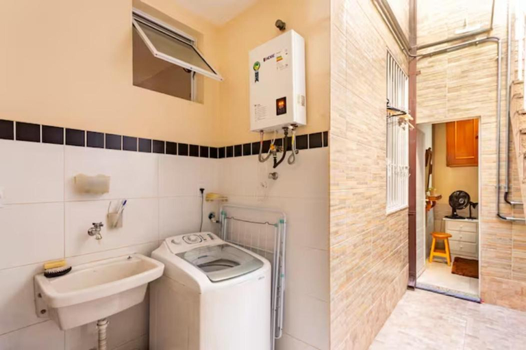 Bathroom, Quarto em casa de vila em Botafogo, Rio de Janeiro, Rio de Janeiro