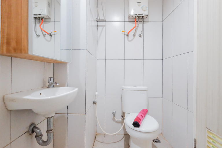 Bathroom 4, Minimalist Studio Room Apartment Grand Kamala Lagoon By Travelio, Bekasi