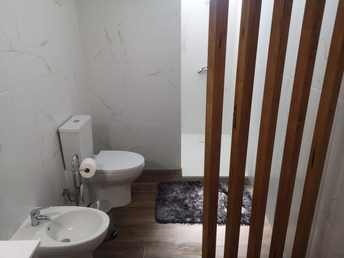 Bathroom 3, Leonchic - Guest House com Piscina de Agua Salgada, Barcelos