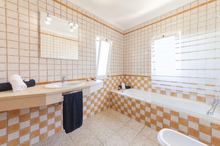 Bathroom 4, Villa Tobago, Albufeira