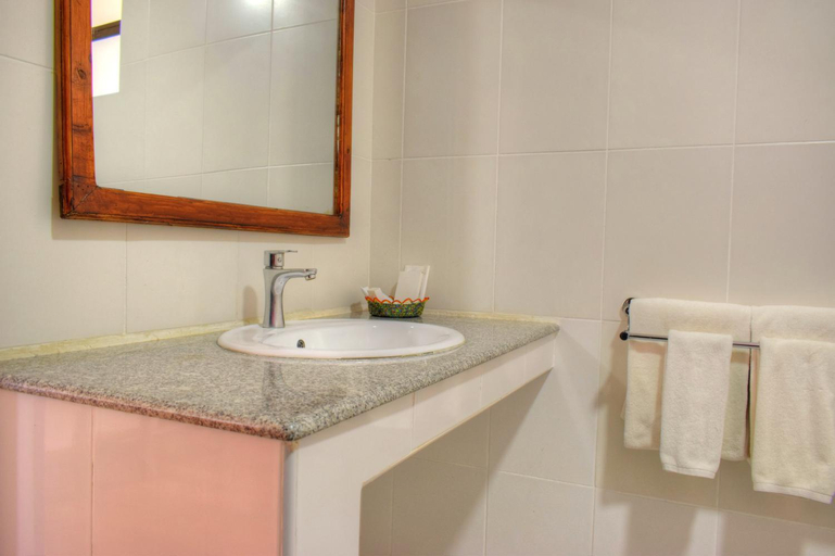 Bathroom 4, Peaks Hotel Nanyuki, Buuri