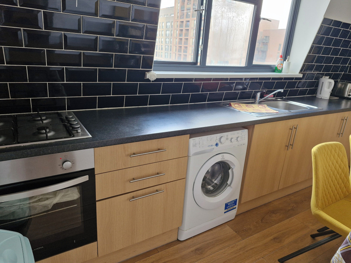 Others 3, Apartment Sleeps 4 With Free Parking, London