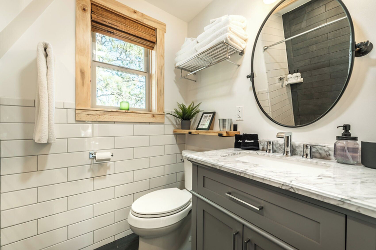 Bathroom 3, Acute Cabin, Teller