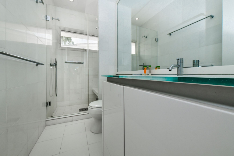 Bathroom 4, Ocean Front 7-bedroom 7-bath Sunset Views Malmok!