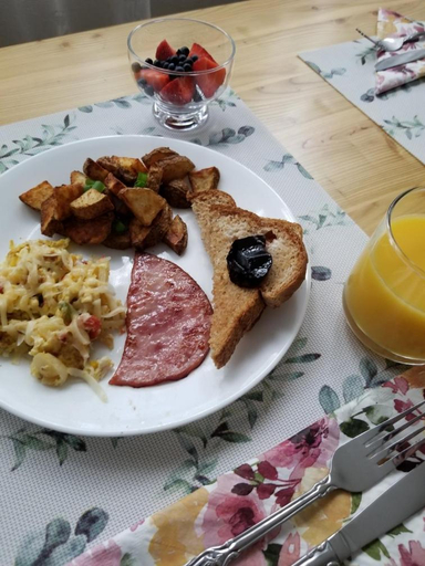 Food & Drinks 5, Hill Road Manor Bed & Breakfast, Division No. 6