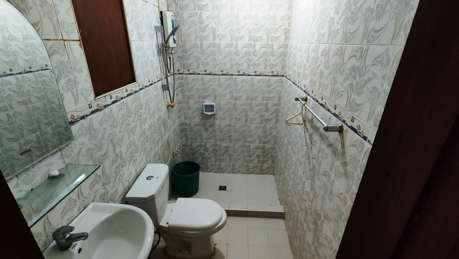 Bathroom 5, Bluewaves - Basdaku by Hiverooms, Moalboal