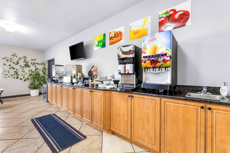 Food & Drinks 5, Quality Inn Lawrenceburg, Lawrence