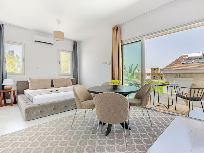 Others 4, Sanders Cruise - Elegant Studio Apt With Balcony