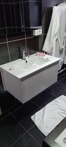 Bathroom 4, Raya Tichy, Tichy