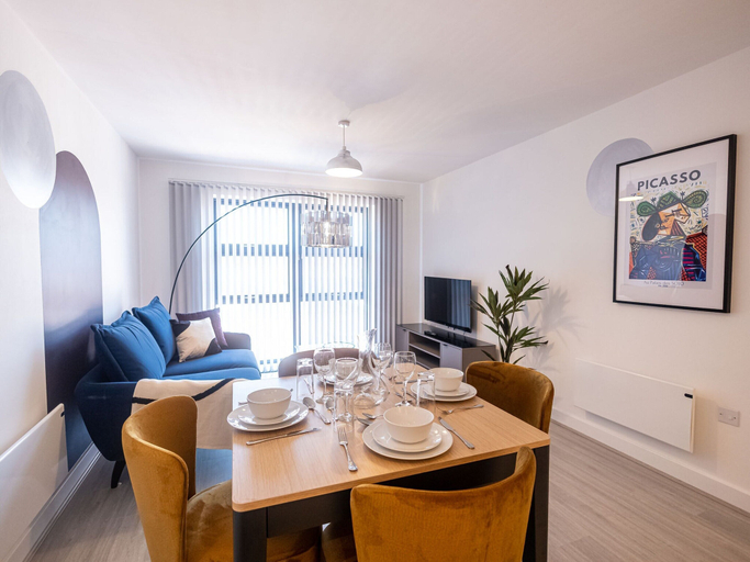 Dining 2, Victoria Square Two-bed Accommodation by Belvilla, Birmingham