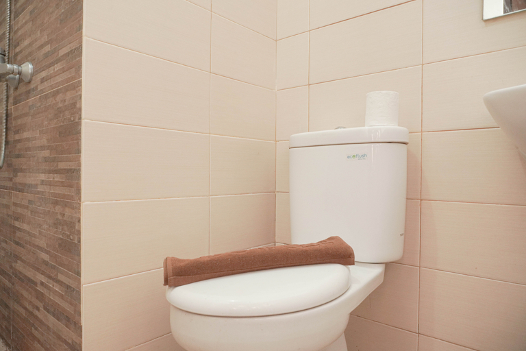 Bathroom 5, Simply Modern 1BR at Sky Terrace Apartment By Travelio, Jakarta Barat