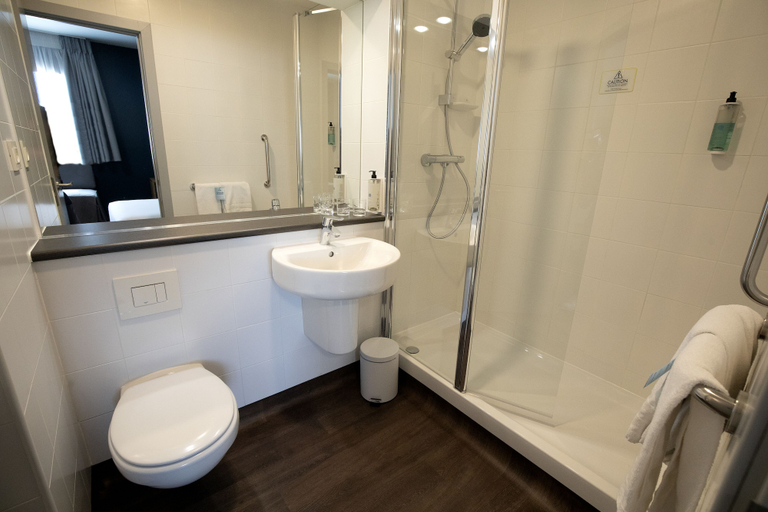 Bathroom 5, Travelodge Madrid Metropolitano, Madrid