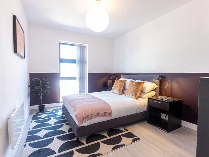 Room 5, Victoria Square Two-bed Accommodation by Belvilla, Birmingham