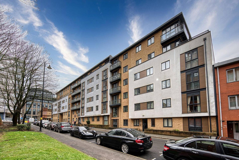 Exterior & Views 2, Immaculate 2-bed Apartment in Birmingham, Birmingham