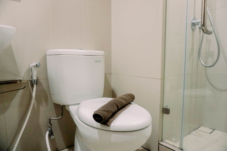 Bathroom 4, Comfort And Modern Look 2Br Apartment M-Town Signature, Tangerang