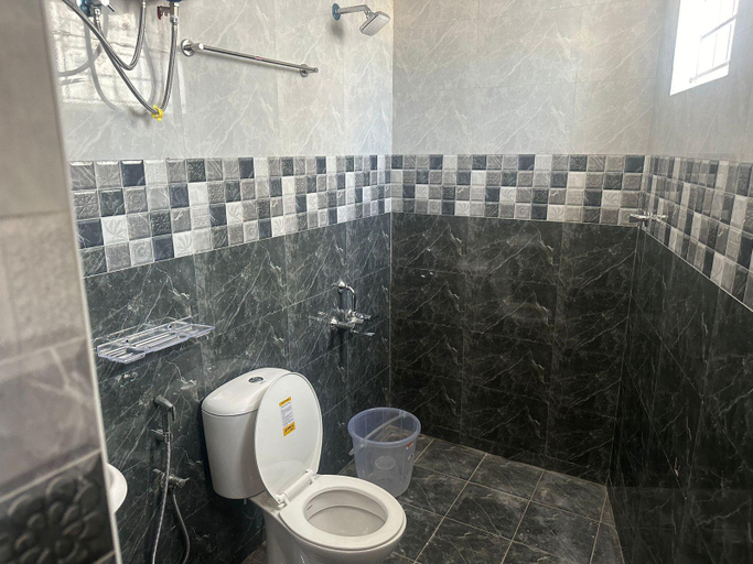 Bathroom, Brown Berry Inn, Kancheepuram