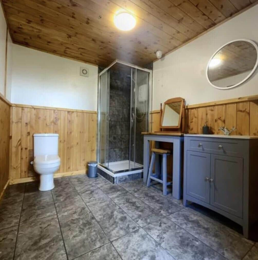 Bathroom, Inviting 1-bed Cabin in Newmarket, Cambridgeshire