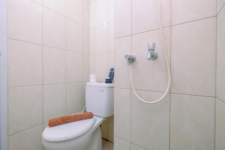 Bathroom 5, Cozy Stay Studio At 3Rd Floor Springlake Summarecon Bekasi Apartment, Bekasi