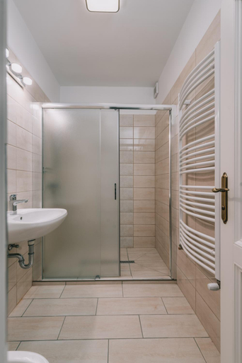 Bathroom 1, Bringa Villa, Fonyód