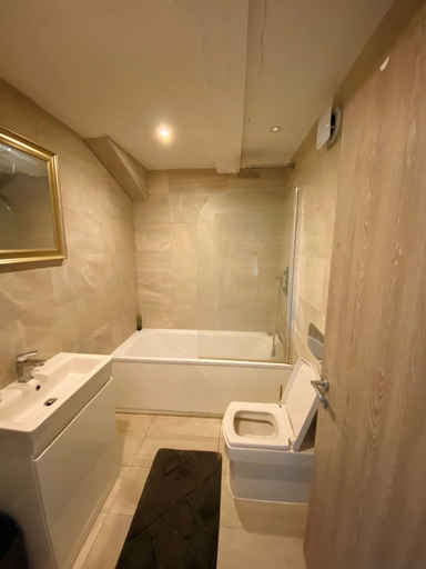 Bathroom 4, Beautiful Studio Flat in Bricklane, London
