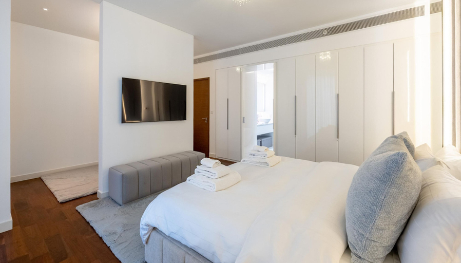 Room 5, Trendy City Walk Living w Pool View Balcony, Dubai