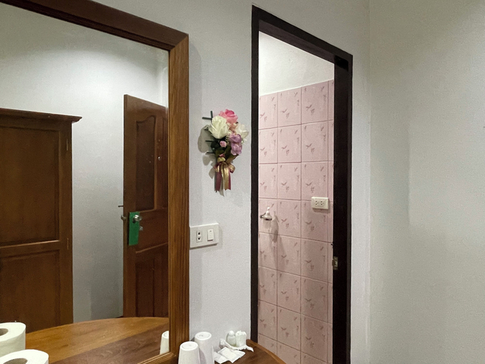 Bathroom 4, Nahinlad Resort, Pak Phli
