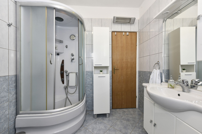 Bathroom, Villa Roko, Škabrnja