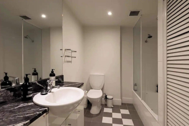 Bathroom, Hotel 1-bed Apartment in Beautiful South Yarra, Melbourne